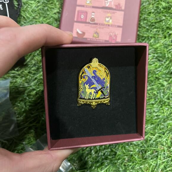 House of Flame and Shadow Pin Darkly Bookish Box Legendary Sarah J Maas - Picture 2 of 6